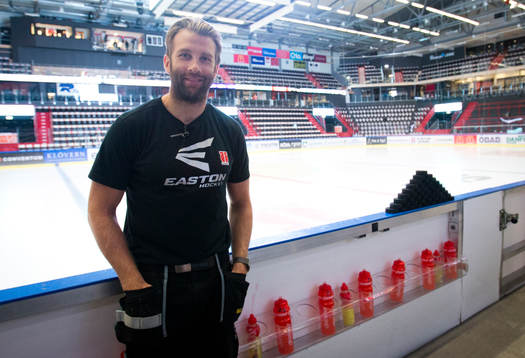 Porträtt på Örebro Hockeys materialare Emil Kåberg