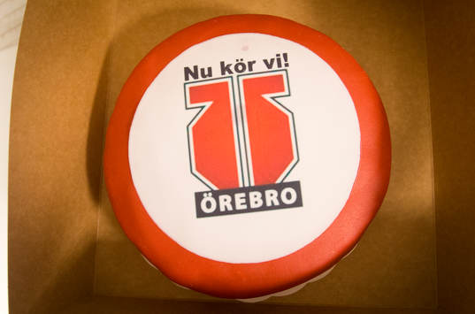 En gräddtårta med texten Nu Kör Vi Örebro