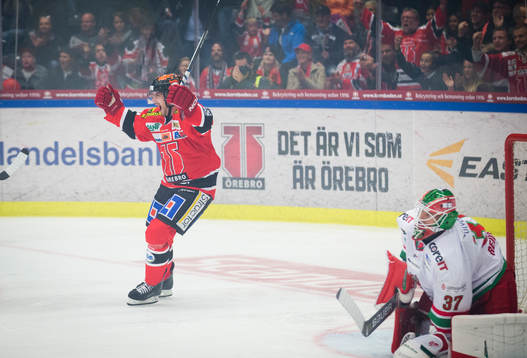 Örebros Jakub Petruzalek  gör 2-0 och jublar