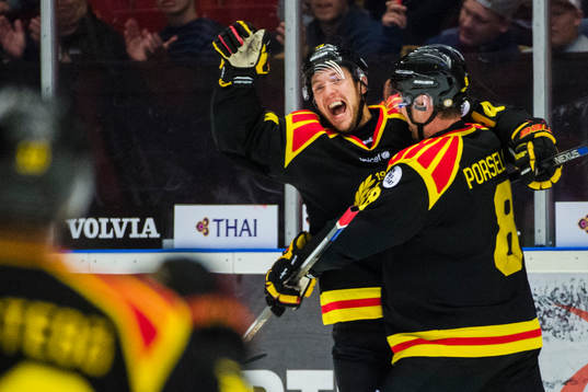 Brynäs Jacob Blomqvist och Mathias Porseland jublar