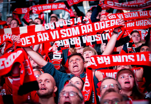 Örebros supportrar jublar med halsduk