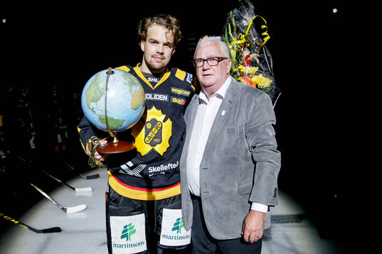 Skellefteås Axel Holmström tar emot pris som årets