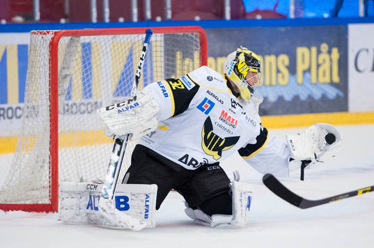 Västerås målvakt  Jonas Fransson räddar skott