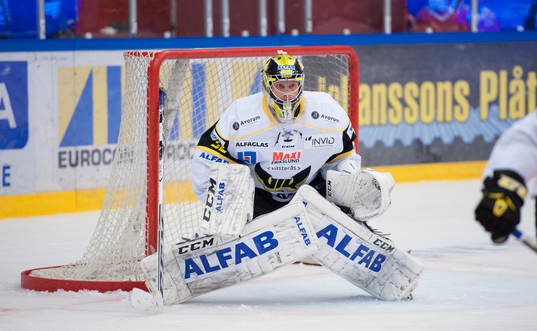 Västerås målvakt  Jonas Fransson fastnar med klubban i