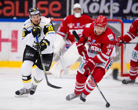 Västerås Matias Myttynen jagar Timrås Alexander Lindgen