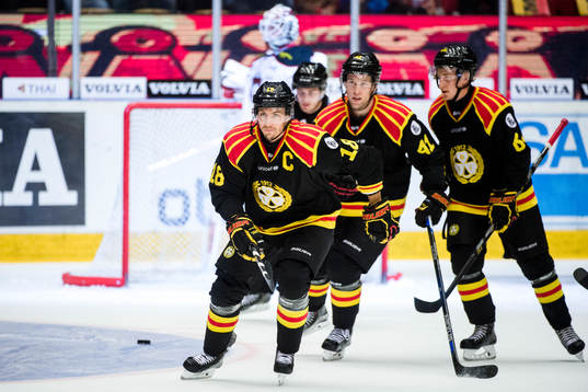 Brynäs Anton Rödin firar kvitteringsmålet 1-1 av Nick