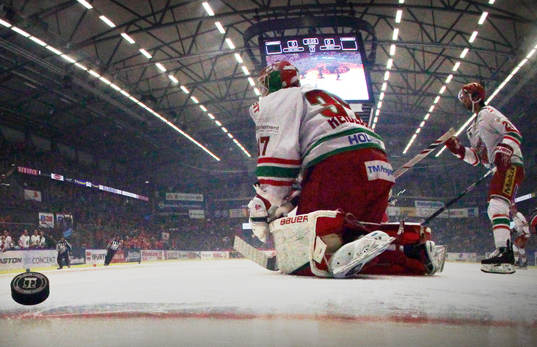 Örebros Joel Mustonen gör och Modos Modos målvakt Adam