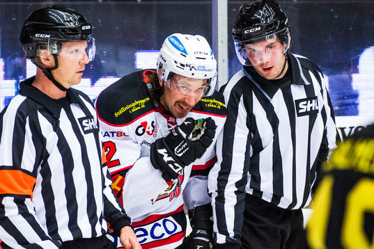 Malmö Redhawks Andreas Thuresson mellan två domare