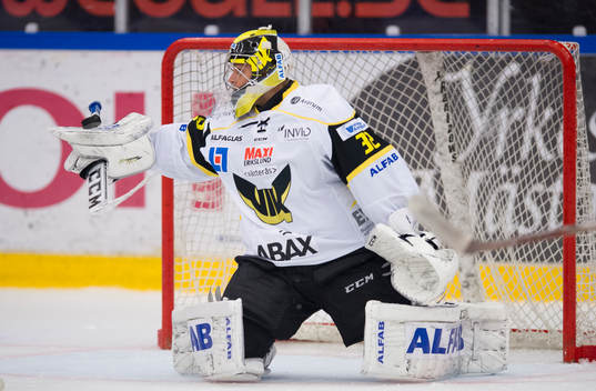 Västerås målvakt Jonas Fransson räddar skott