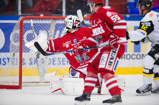 Timrås målvakt Adam Ohre släpper in 2-2 målet av