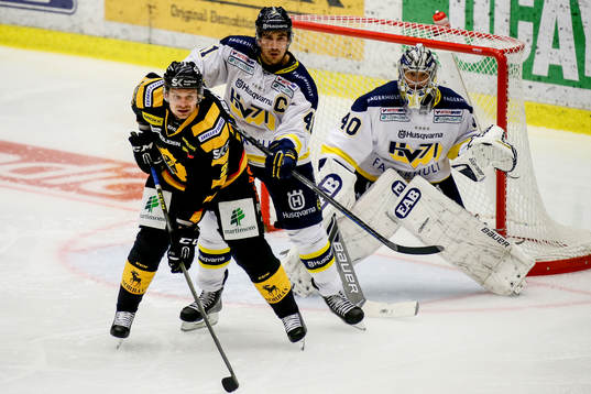 s  Chris Campoli  och målvakt Erik Ersberg