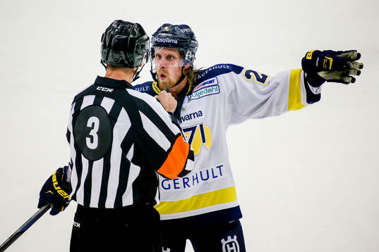 s  Mattias Tedenby  var arg på domaren Domare Linus