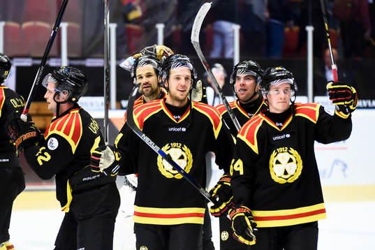 Brynäs Jacob Blomqvist och Jonathan Pudas jublar