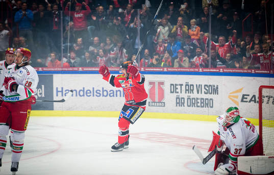 Örebros Jakub Petruzalek  gör 2-0 och jublar