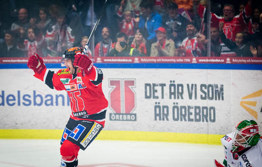 Örebros Jakub Petruzalek  gör 2-0 och jublar