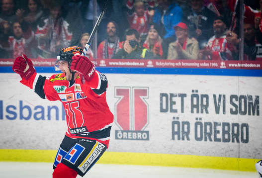 Örebros Jakub Petruzalek  gör 2-0 och jublar