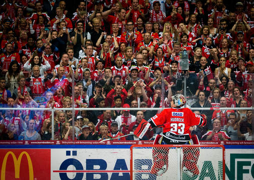Örebros målvakt Julius Hudacek jublar med fansen