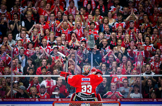 Örebros målvakt Julius Hudacek jublar med fansen