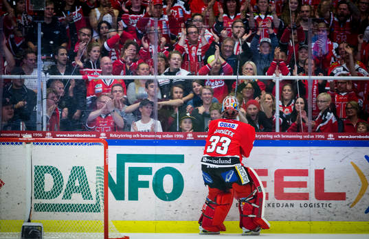 Örebros målvakt Julius Hudacek jublar med fansen