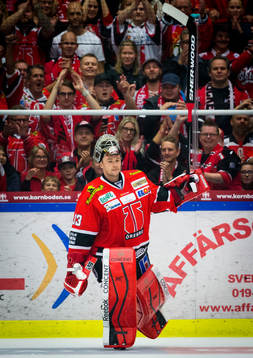 Örebros målvakt Julius Hudacek jublar med fansen