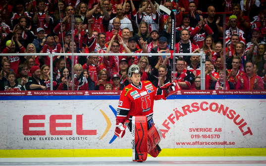 Örebros målvakt Julius Hudacek jublar med fansen