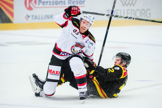 Brynäs Petr Vrana faller över Malmö Redhawks Jens Olsson