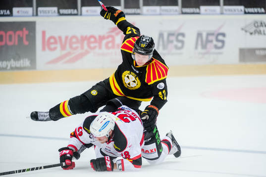 Brynäs Petr Vrana faller över Malmö Redhawks Jens Olsson
