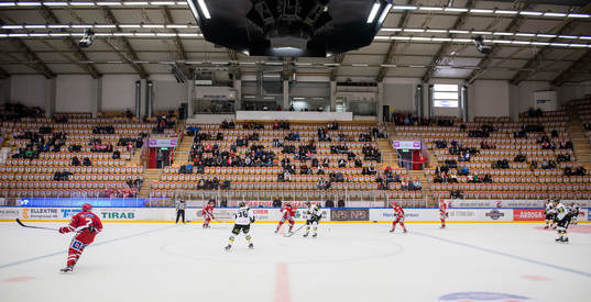 Tomt på läktarna i arenan