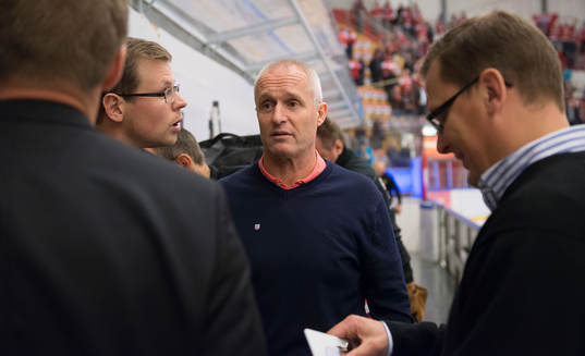 Timrås tränare Roger Forsberg diskuterar med Västerås