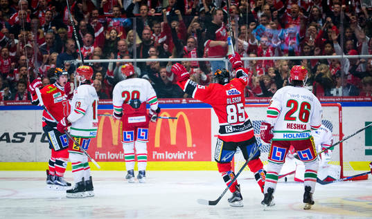 Örebros Johan Motin gör 4-1 och jublar med Kalle Olsson