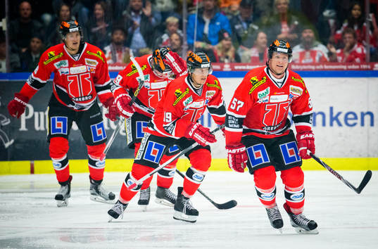 Örebros Johan Motin gör 4-1 och jublar med Kalle Olsson