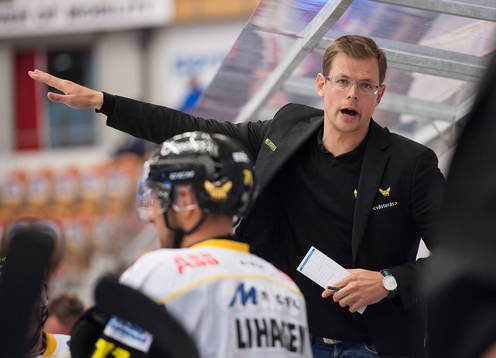 Västerås tränare Martin Filander manar på sina spelare