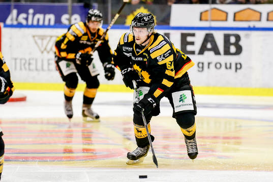 Skellefteås Anton Lindholm  med puck
