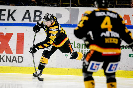 Skellefteås Martin Lundberg skjuter ett skott