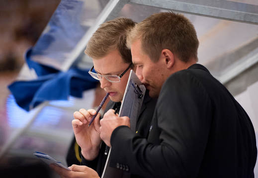 Västerås tränare Martin Filander diskuterar med