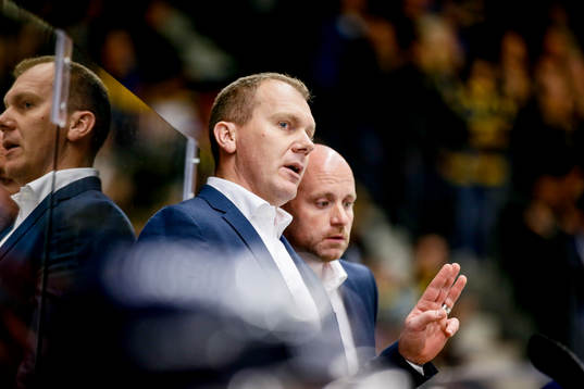 s  tränare Johan Lindbom och assisterande tränare Tim
