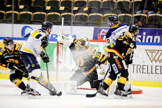 Skellefteås målvakt Markus Svensson  räddar ett skott