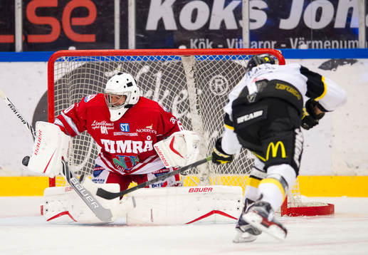 Västerås Jan Urbas missar målchans mot Timrås målvakt