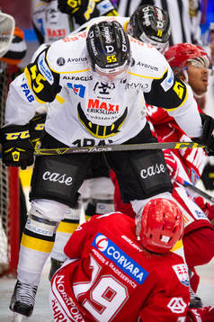 Västerås Andreas Borgman tacklar omkull Timrås Daniel