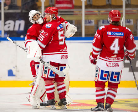 Timrås Marcus Boman kramar om målvakten Adam Ohre