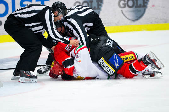 Modos Niklas Torp och Örebros Alexander Hellström brottas