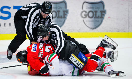 Modos Niklas Torp och Örebros Alexander Hellström brottas