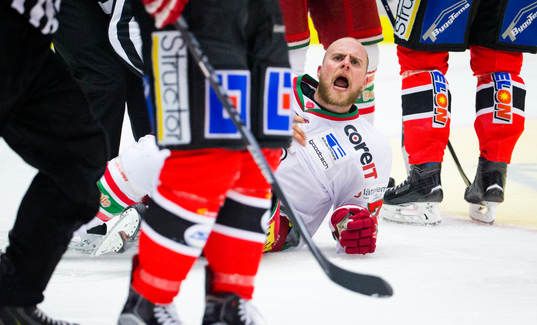 Modos Niklas Torp är arg
