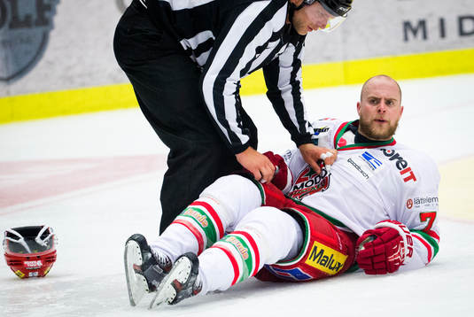 Modos Niklas Torp är arg