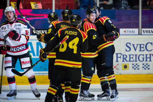 Brynäs Greg Scott jublar med Nick Johnson