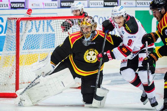 Brynäs målvakt Bernhard Starkbaum  i en duell med Malmö