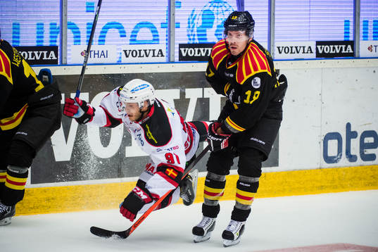 Malmö Redhawks Björn Svensson faller framför Brynäs