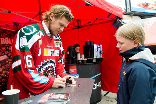 Frölundas Anton Axelsson skriver autografer innan en