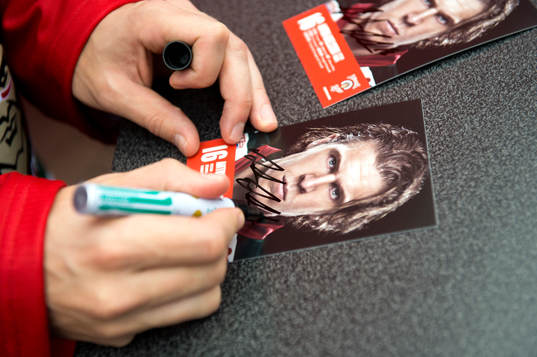 Frölundas Anton Axelsson skriver autografer innan en