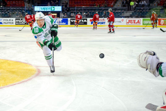 Rögles Viktor Lindgren värmer upp innan en ishockeymatch
